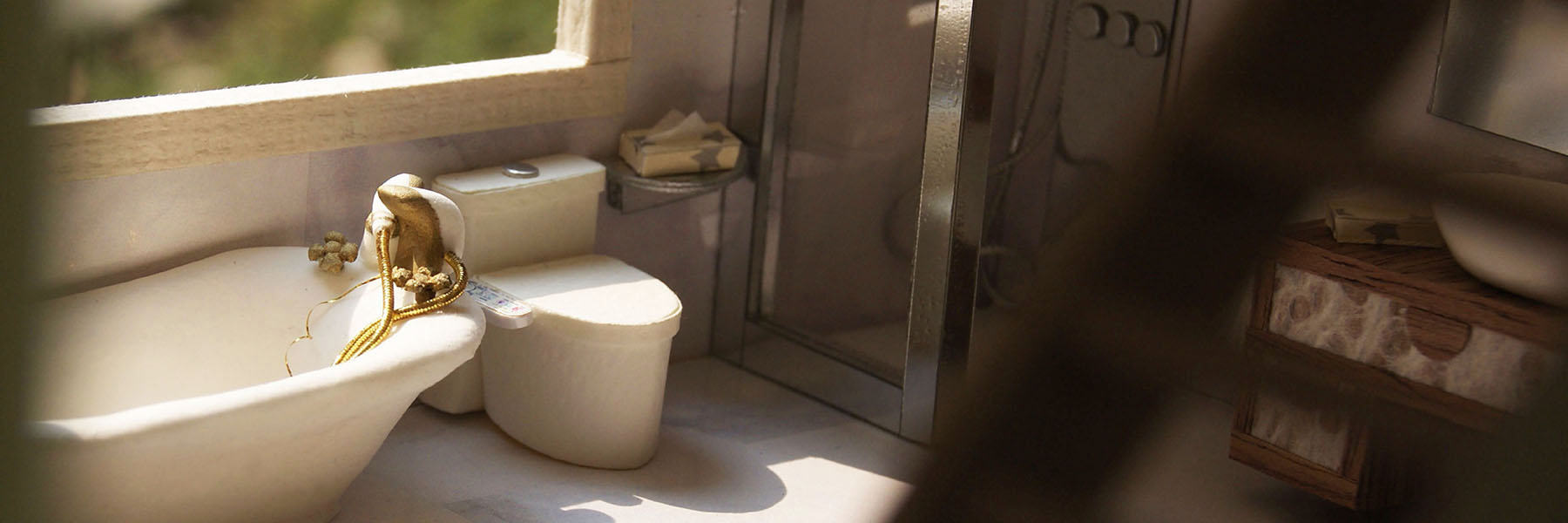 陽光撒在擁有古典搪瓷浴缸的紙紮浴室裡